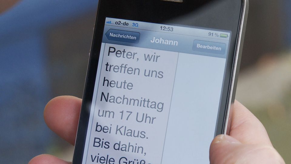 Blick auf einen Smartphone-Bildschirm mit Seheindruck Diabetischer Retinopathie. Unscharfer Seheindruck, schwarze Flecken engen das Sichtfeld ein.